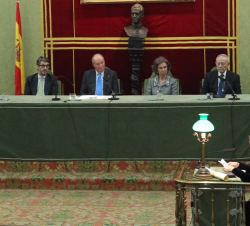 Sus Majestades los Reyes Don Juan Carlos y Doña Sofía durante las palabras de agradecimiento de Margarita Salas Falgueras